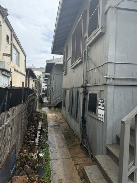 More Photos Of 946 Winant St, Honolulu Apartments For Sale