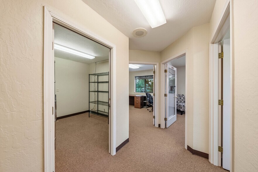 More Photos Of 735 SE 7th St, Grants Pass Office For Sale