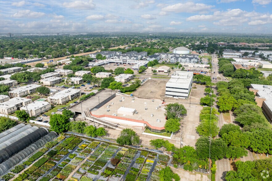 More Photos Of 10703 Stancliff Rd, Houston Office For Sale