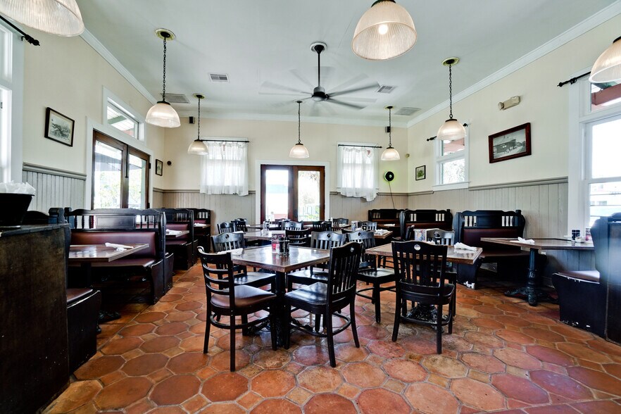 More Photos Of 1503 4th St, Sarasota Restaurant For Lease