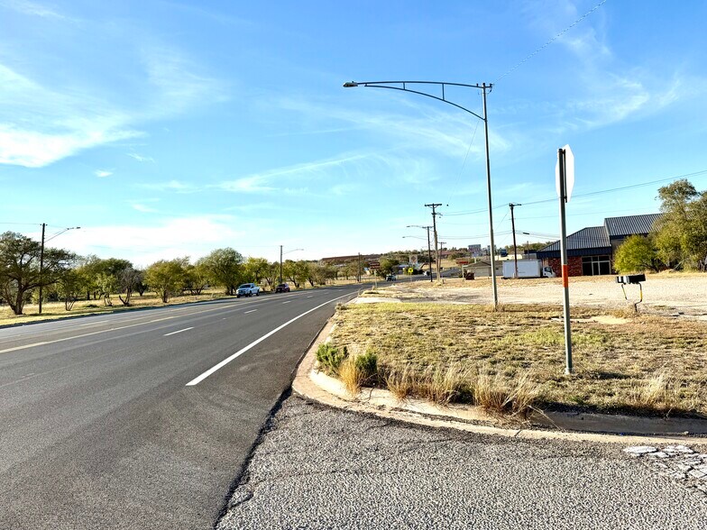 More Photos Of 1709 Coliseum Dr, Snyder Flex For Sale