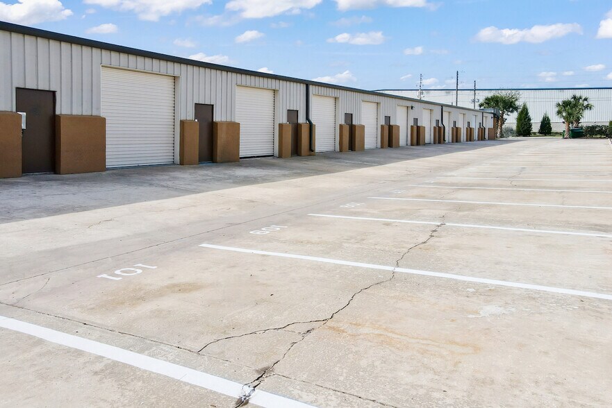 More Photos Of 5449 Benchmark Ln, Sanford Warehouse For Lease