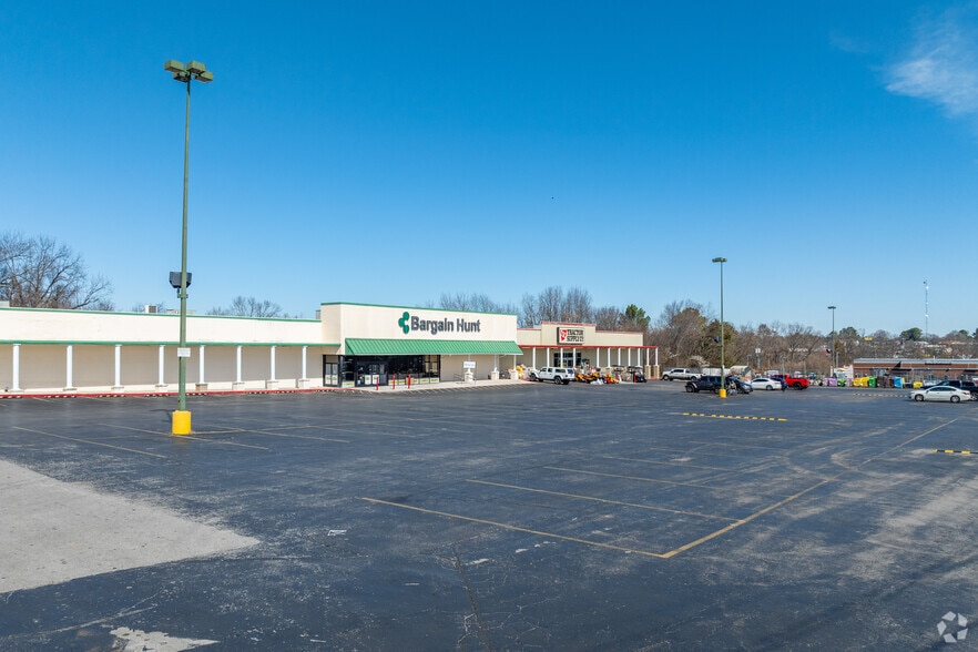 More Photos Of 1415 Dinah Shore Blvd, Winchester Freestanding For Lease