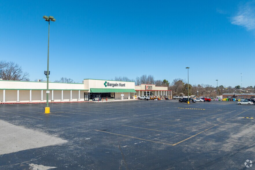 More Photos Of 1415 Dinah Shore Blvd, Winchester Freestanding For Lease