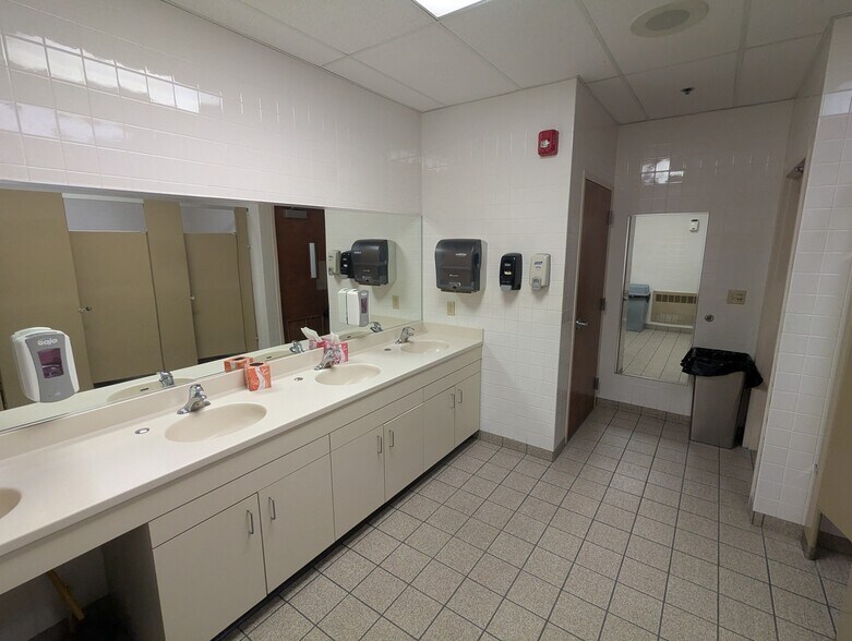 More Photos Of 6262 Cochran Rd, Solon Flex For Sale