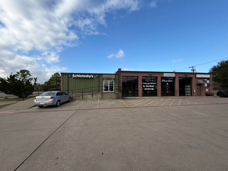 More Photos Of 1216 W Henderson St, Cleburne Freestanding For Lease