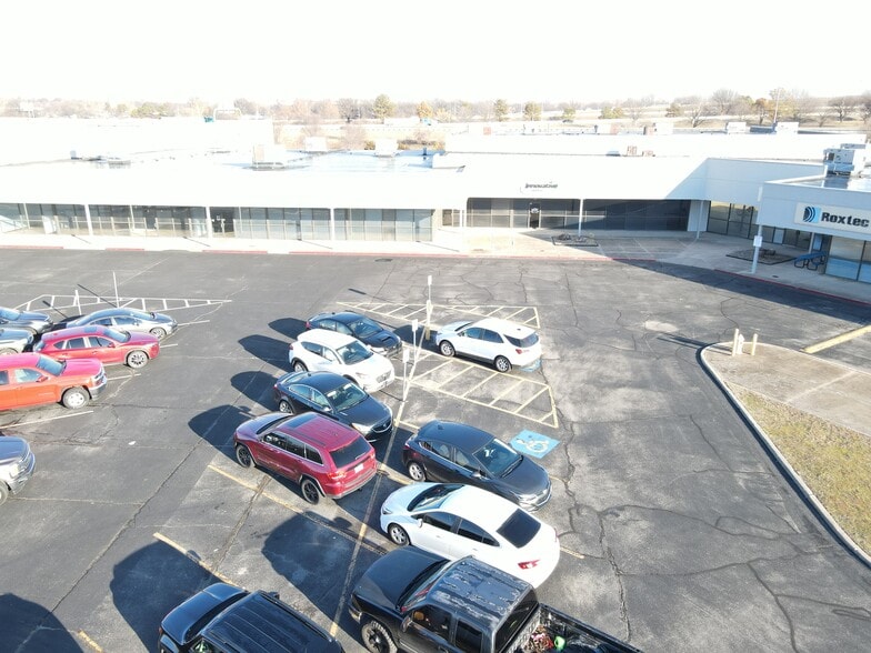 More Photos Of 9797-10161 E Admiral Pl, Tulsa Showroom For Lease