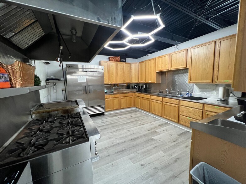 More Photos Of 6920 E Chelsea St, Tampa Light Distribution For Sale