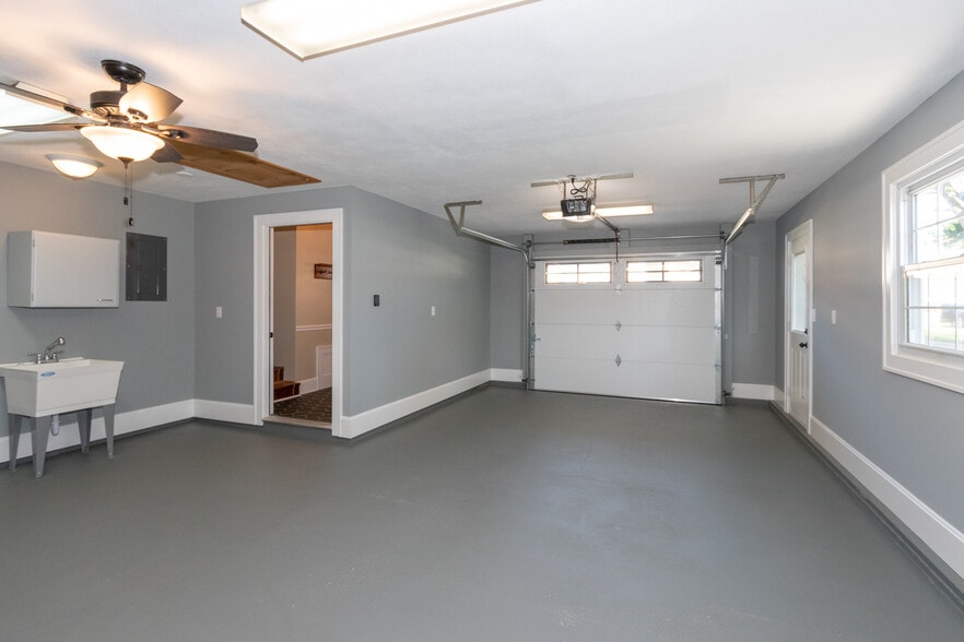 More Photos Of 422 E Main St, Brownsburg Office For Sale