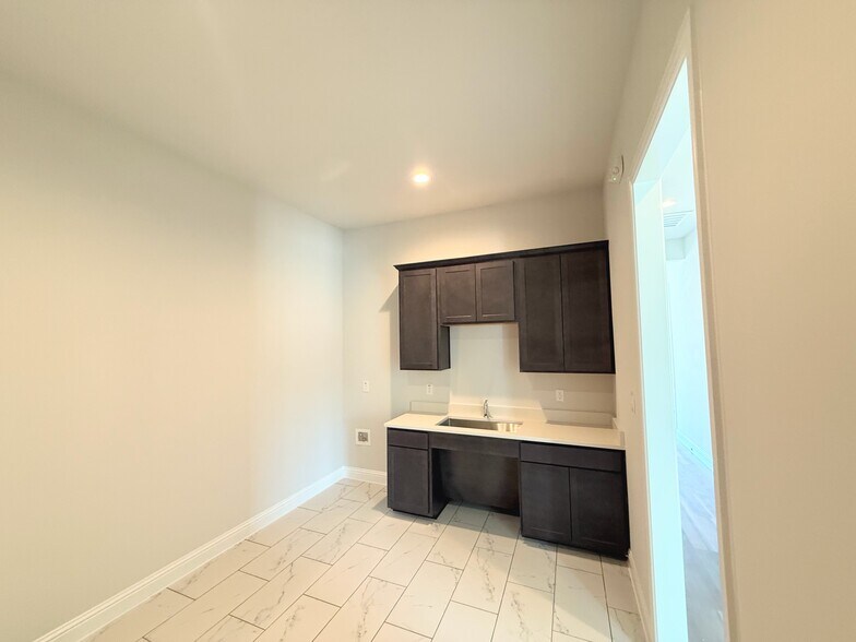 More Photos Of 6000 Alma Rd, McKinney Unknown For Lease