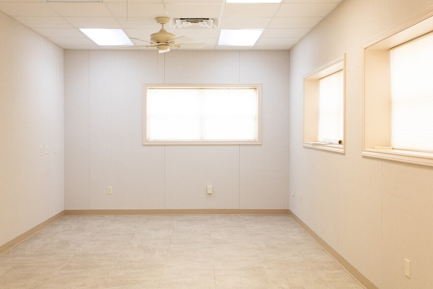 More Photos Of 2131 W Briargate Dr, Bryan Office For Sale