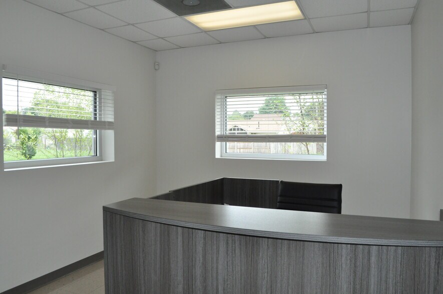 More Photos Of 2333 W Emory Rd, Powell Industrial For Sale