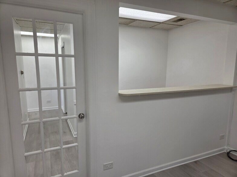 More Photos Of 601 W Central Rd, Mount Prospect Medical For Lease