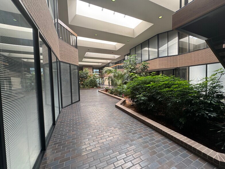 More Photos Of 1880 S Dairy Ashford Rd, Houston Office Residential For Lease