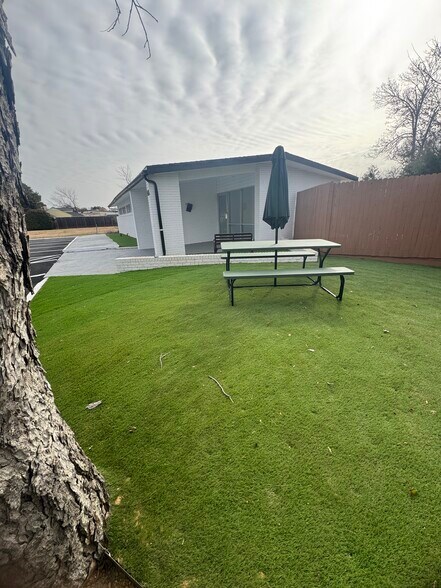 More Photos Of 1414 Forest Ln, Garland Office For Lease