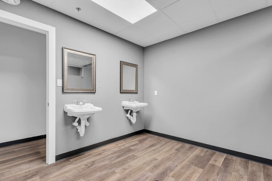 More Photos Of 127 W Main St, Ardmore Office For Sale