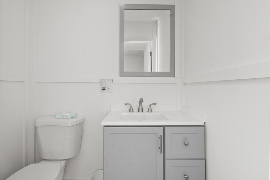 More Photos Of 320 Warfield Ave, Venice Warehouse For Sale