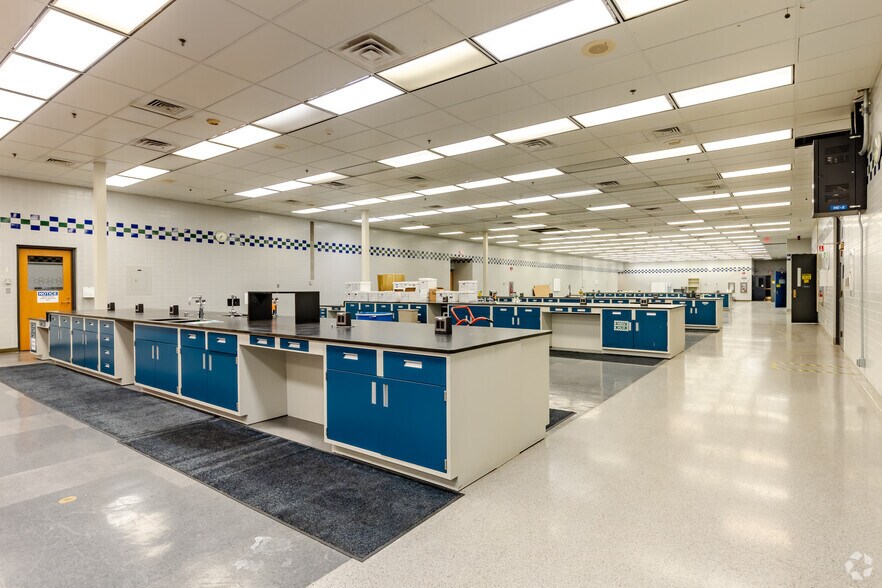More Photos Of 801 W Rockton Rd, Rockton Research And Development For Sale