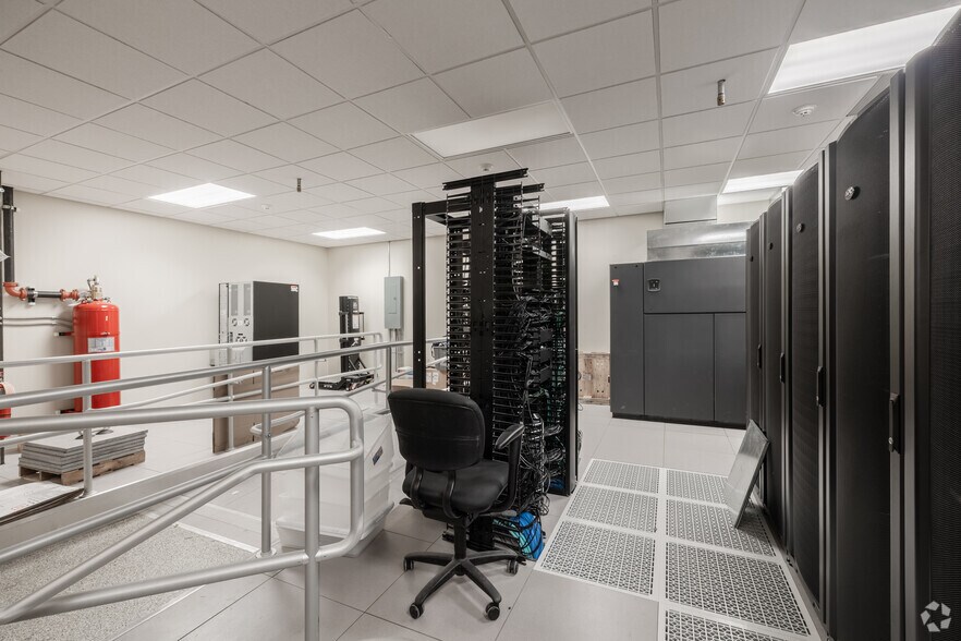 More Photos Of 700 & 734 S Waverly Rd, Holland Office For Lease