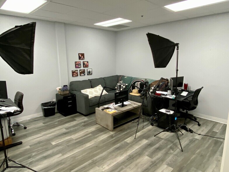 More Photos Of 28303-28319 W Industry Dr, Valencia Warehouse For Lease