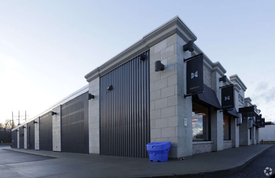 More Photos Of 1818 Woodward Dr, Ottawa Showroom For Lease