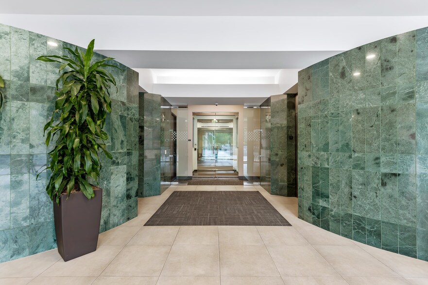 More Photos Of 5550 Topanga Canyon Blvd, Woodland Hills Office For Lease