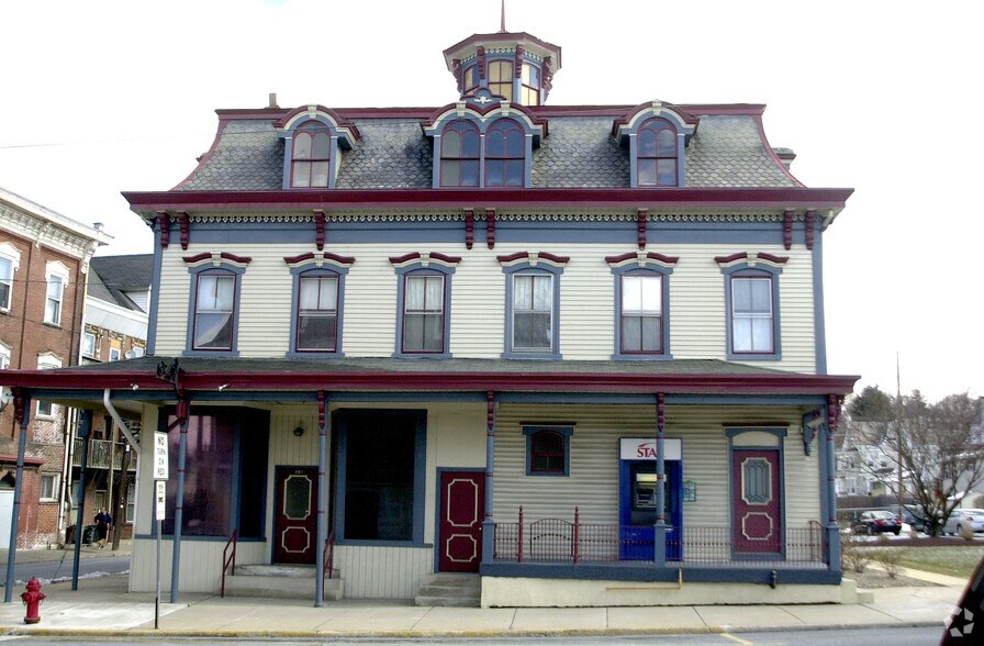 Primary Photo Of 705 Main St, Slatington Bank For Lease