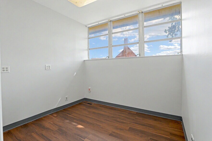 More Photos Of 1601 N State St, Augusta Office For Sale