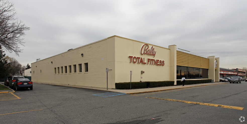 Primary Photo Of 1175 Sunrise Hwy, Bay Shore Freestanding For Lease