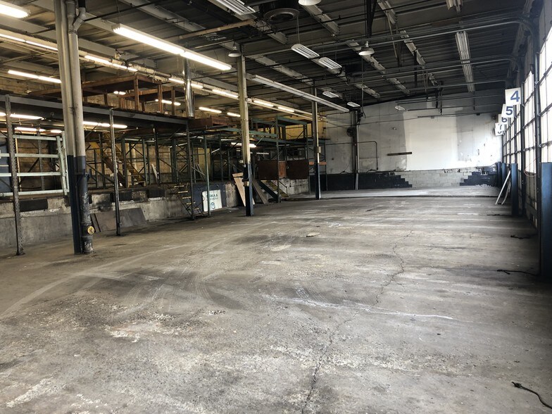 More Photos Of 5 Warehouse Ln, Elmsford Warehouse For Lease
