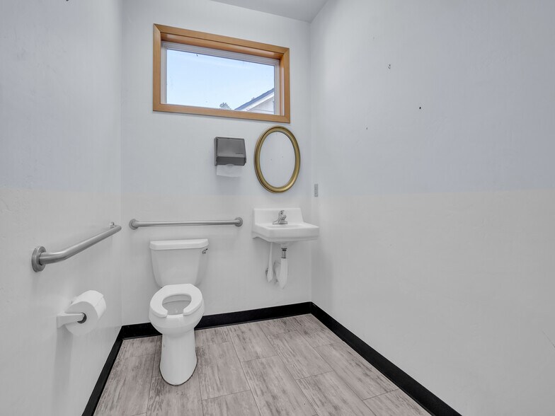 More Photos Of 711 W Main St, Sheridan Veterinarian Kennel For Sale