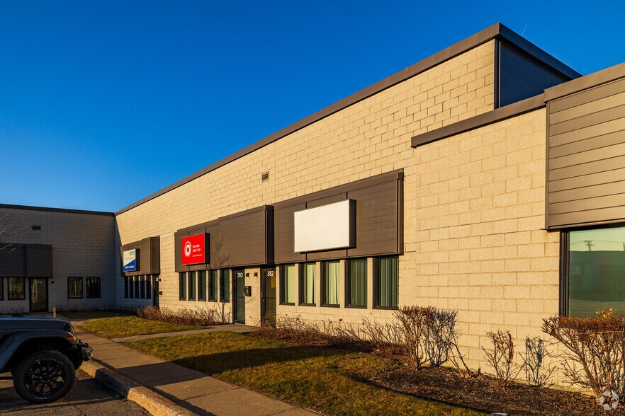 More Photos Of 350-390 Rue Mcarthur, Saint-Laurent Warehouse For Lease