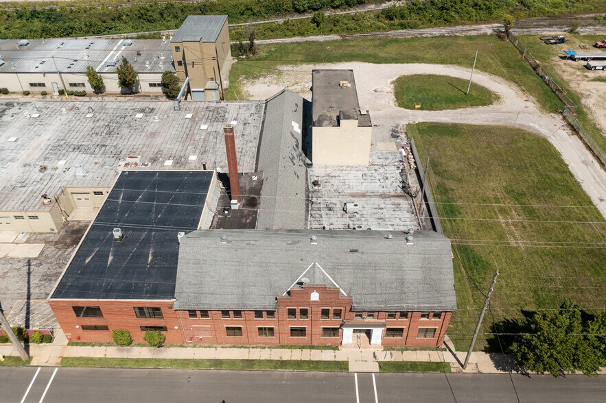 More Photos Of 246 E 4th St, Ashland Light Distribution For Lease