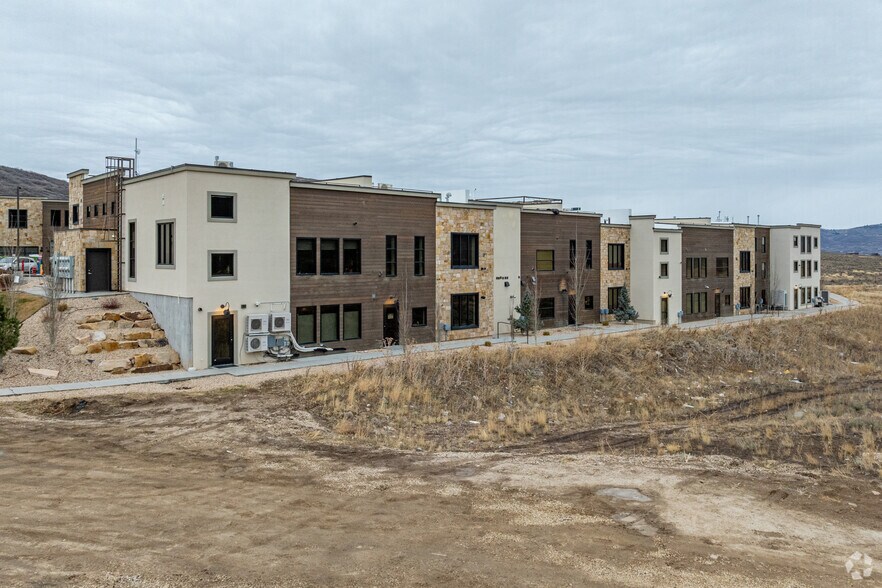 More Photos Of 4554 Forestdale Dr, Park City Showroom For Lease