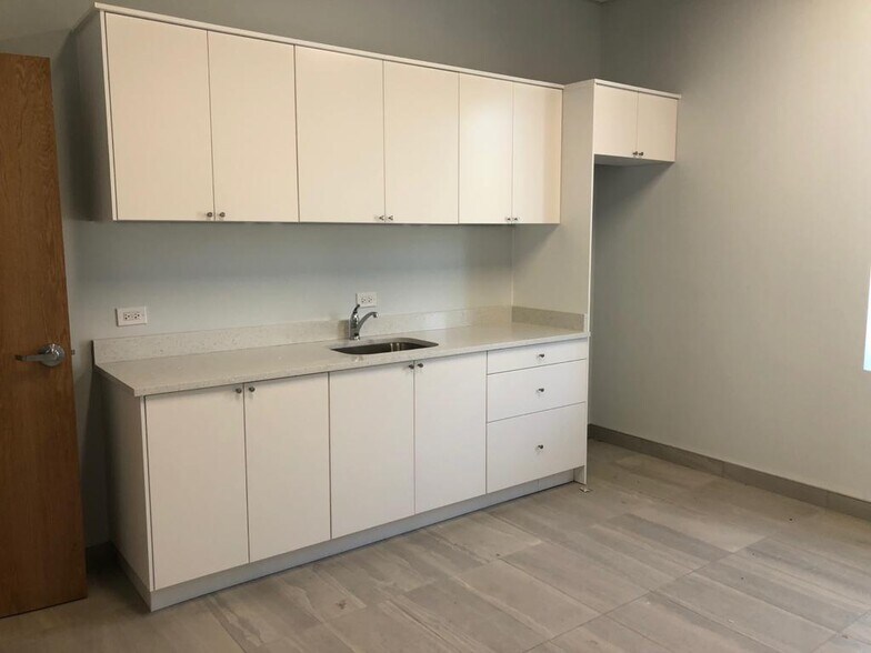 More Photos Of 1050 Arthur Ave, Elk Grove Village Warehouse For Lease