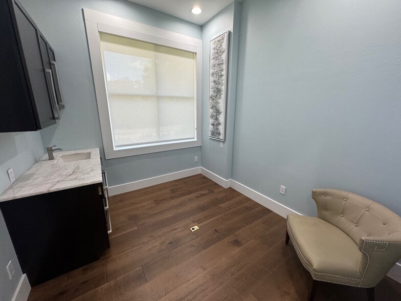 More Photos Of 5435 Park Central Ct, Naples Medical For Sale