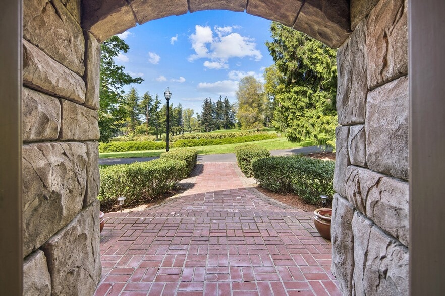 More Photos Of 1500 SE Waverly Dr, Portland Office Residential For Sale