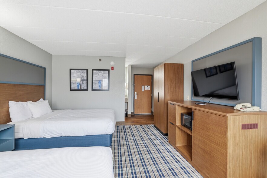 More Photos Of 4675 White Bear Pky, White Bear Lake Hotel For Sale