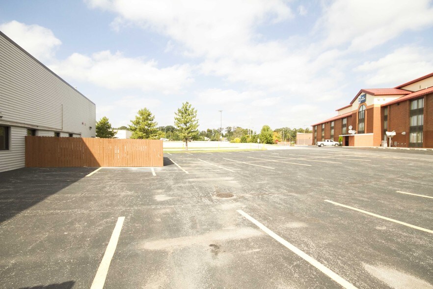 More Photos Of 5701-5725 Coventry Ln, Fort Wayne Unknown For Lease