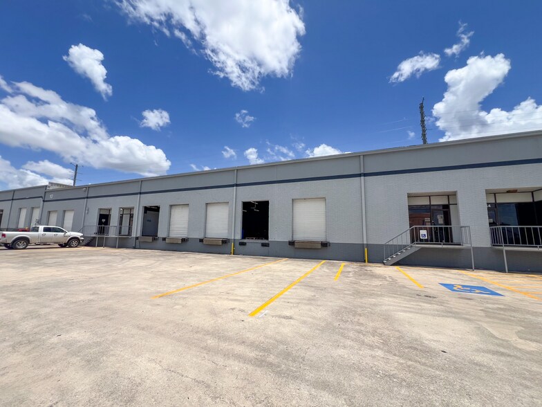 More Photos Of 5810-5922 Business Park, San Antonio Warehouse For Lease