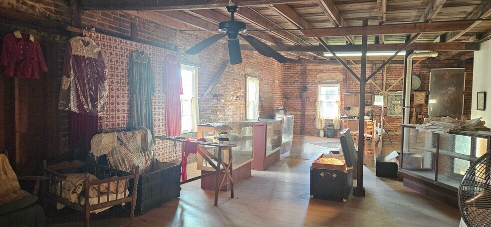 More Photos Of 306 W Main St, South Hill Flex For Lease