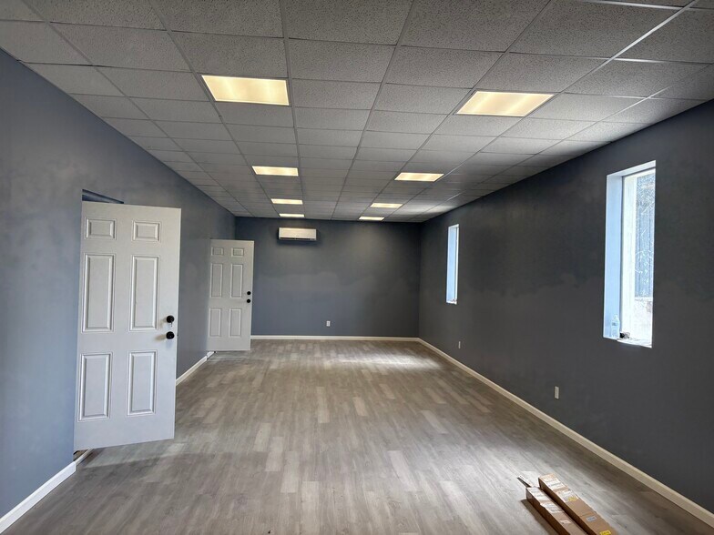 More Photos Of 5270 W Beaver St, Jacksonville Manufacturing For Lease