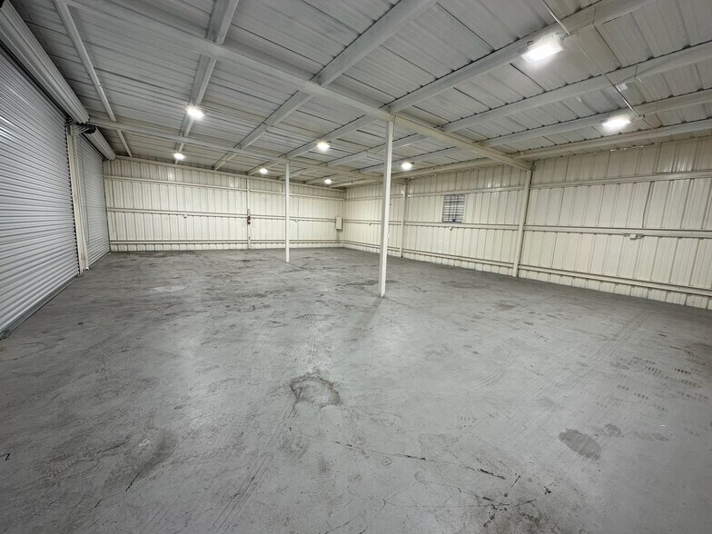 More Photos Of 5830 Star Ln, Houston Light Distribution For Lease