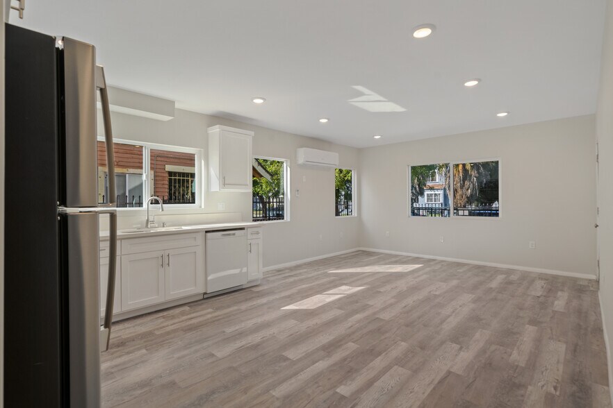 More Photos Of 324 W 51st St, Los Angeles Apartments For Sale