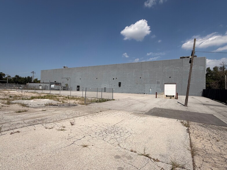 More Photos Of 4500 W Chicago Ave, Chicago Manufacturing For Lease