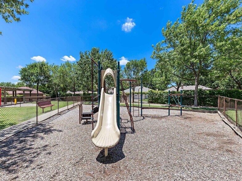 More Photos Of 2000 E Arapaho Rd, Richardson Apartments For Lease