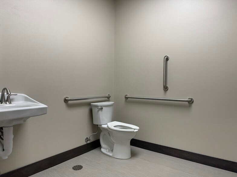 More Photos Of 5205 E 57th St, Sioux Falls Office For Sale