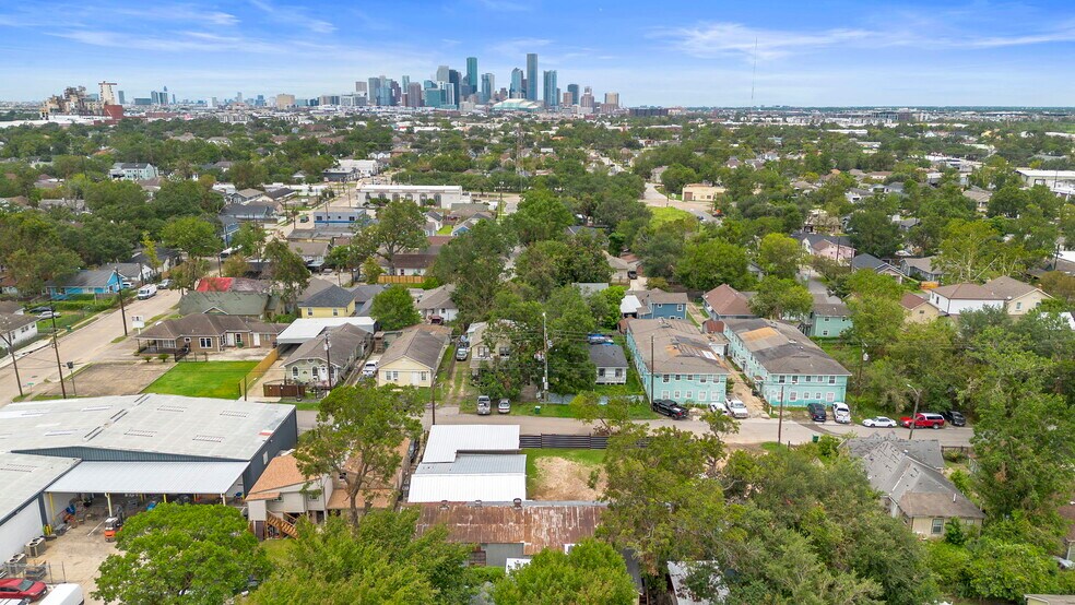 More Photos Of 120 N Bryan St, Houston Warehouse For Lease