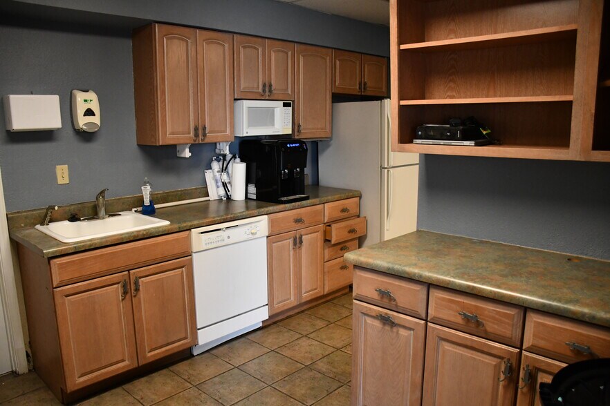 More Photos Of 124 Lombrano St, San Antonio Manufacturing For Lease