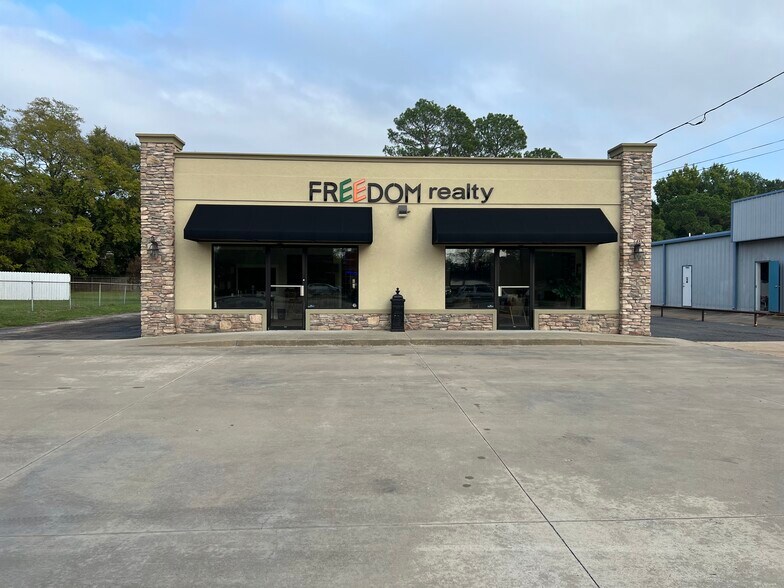 Primary Photo Of 1428 S Broadway St, Sulphur Springs Office For Sale